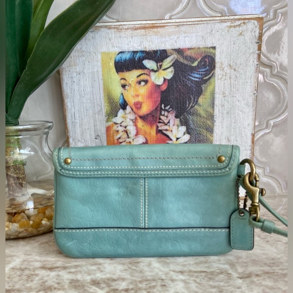💚 COACH LEGACY WRISTLET-GREEN 💚 - Picture 2 of 5